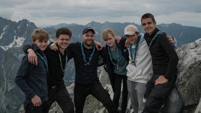 Spejder og en leder på toppen af et bjerg i Slovakiet